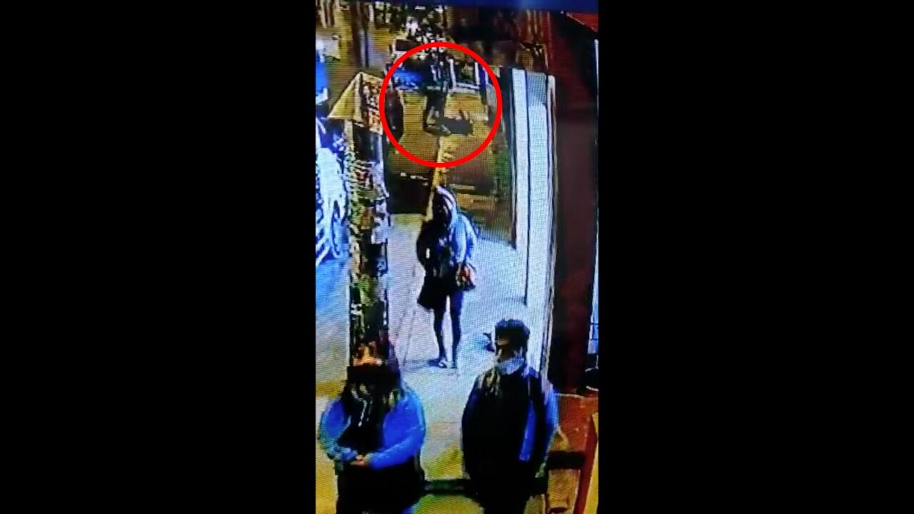 Delincuentes venezolanos arrojaron al suelo a una próspera empresaria para robarle su cartera con dinero, celulares y tarjetas de crédito, en Villa El Salvador. (foto: TROME)