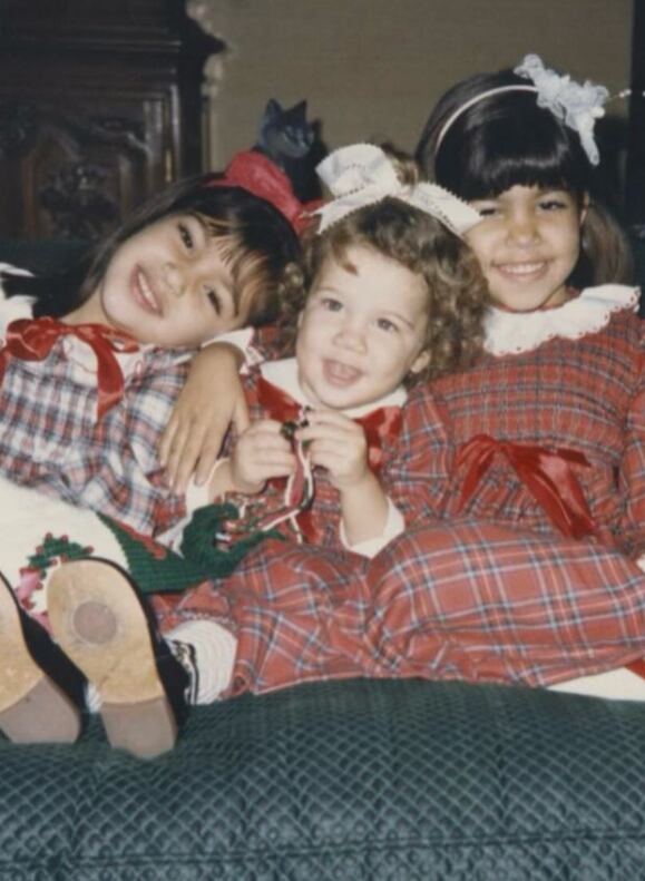 Khloé Kardashian publicó esta y otras fotos para celebrar el cumpleaños de su hermana. (Foto: khloekardashian / Instagram)