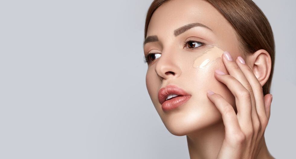 Es importante hidratar la piel antes de aplicar la base de maquillaje. Foto: iStock.