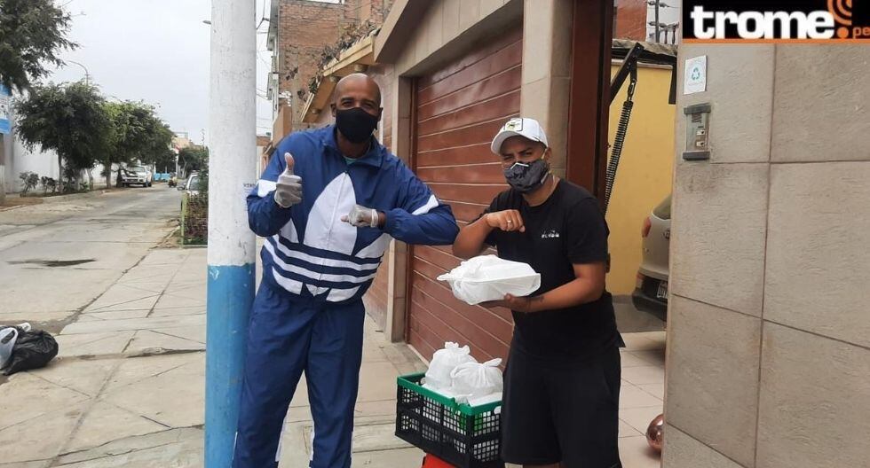Cuto Gudalupe hace delivery de su restaurante.