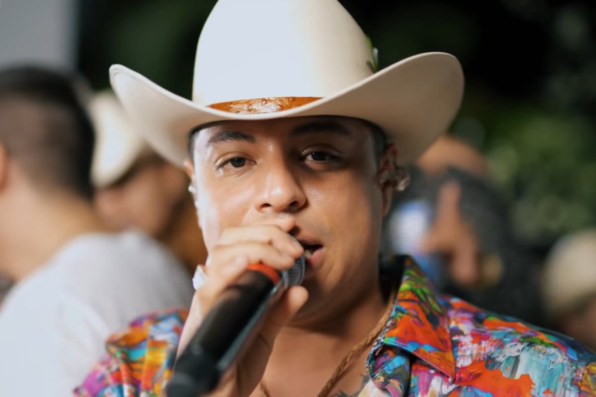 Eduin Caz interpreta la canción "Ya supérame" (Foto: Grupo Firme / YouTube)