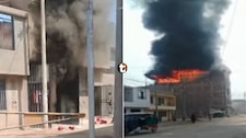 ¡Voraz incendio consume fábrica de colchones en Comas y amenaza viviendas de Trapiche!