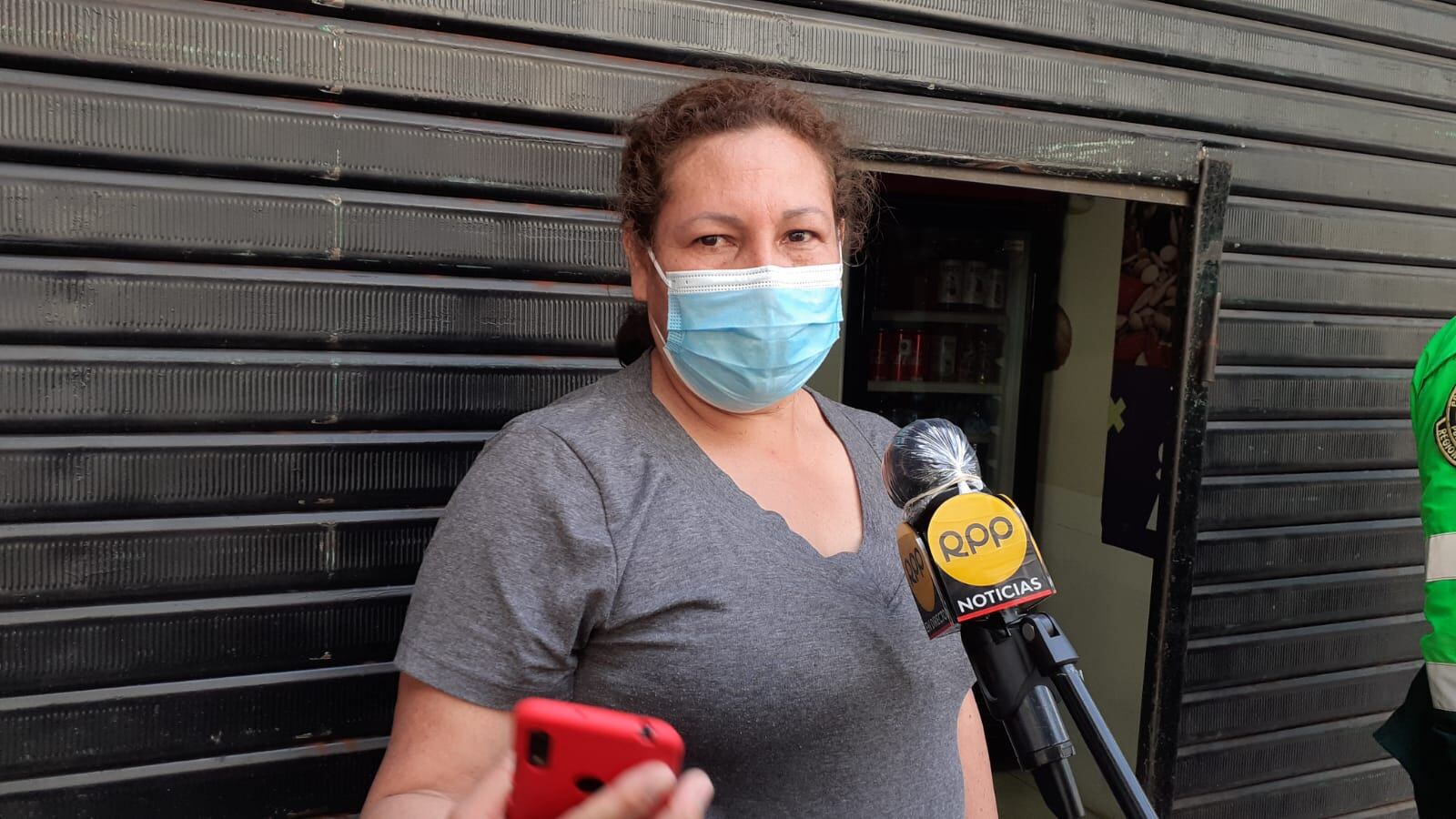 Delincuentes hicieron un forado por un restaurante y robaron enseres y más de 300 mil soles de una casa de cambios y local de reparación de computadoras. (foto: Mónica Rochabrum/Trome)