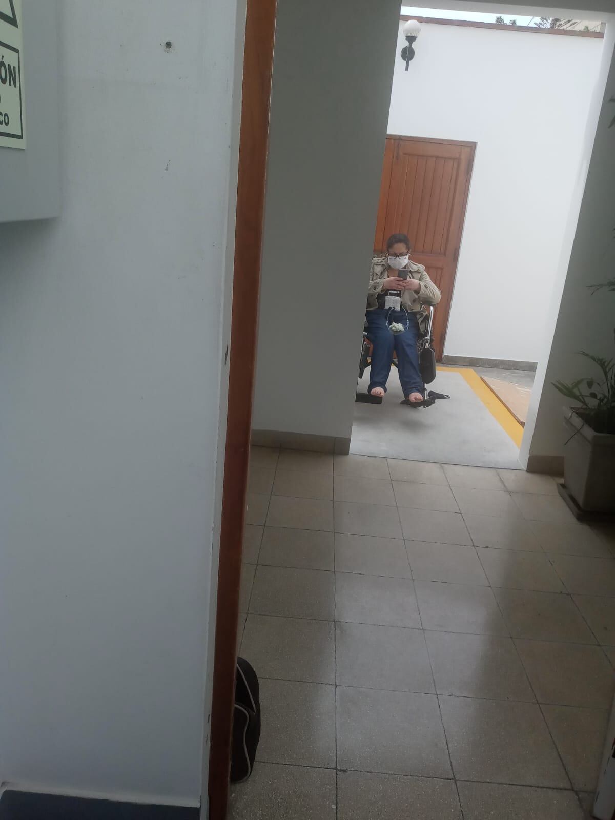 Mujer tras ser detenida cuando huía con el dinero robado de la clínica.