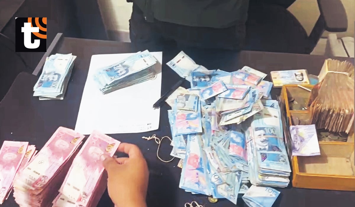 El delincuente fue sorprendido por la Policía cuando se llevaba la caja fuerte con el dinero en un carro.