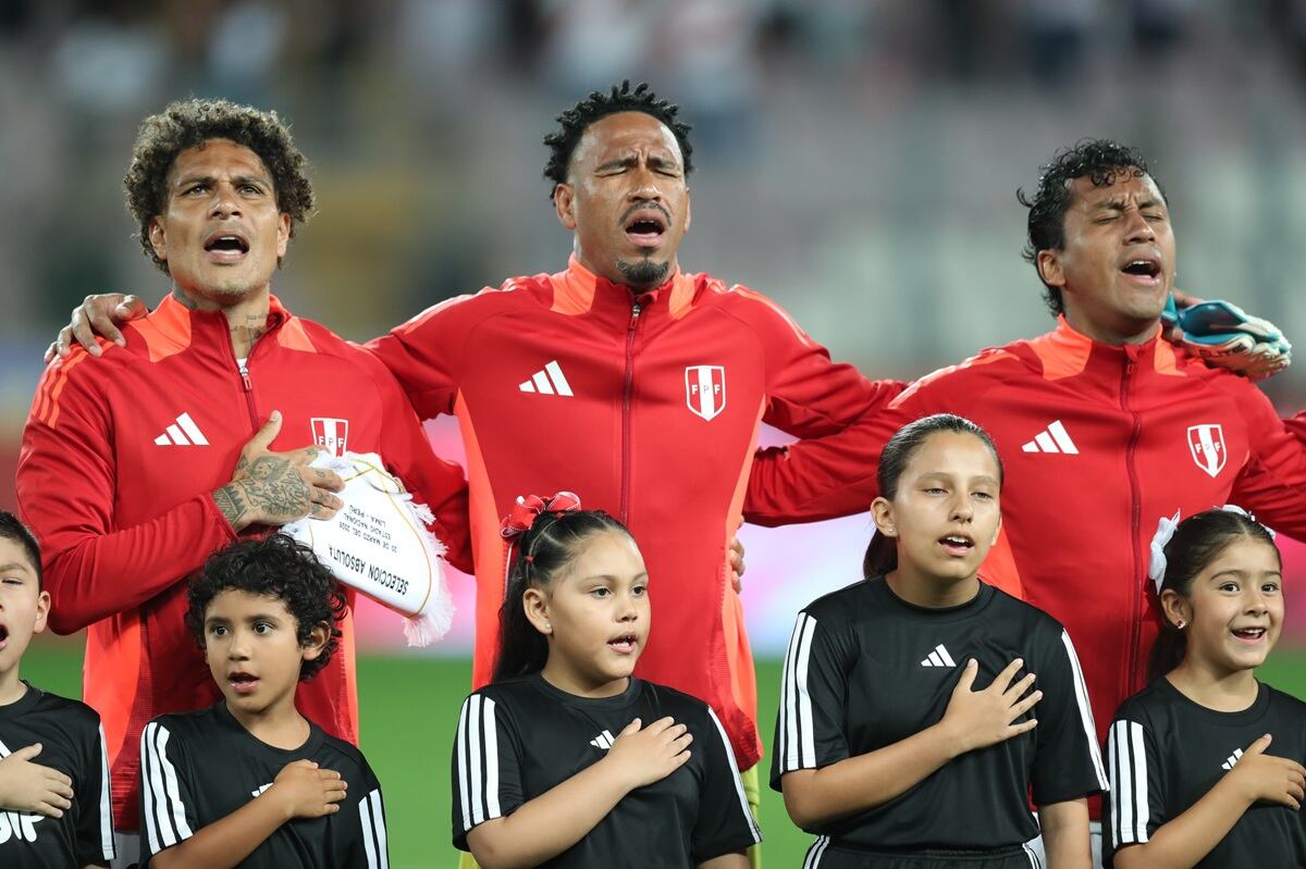Paolo Guerrero, Pedro Gallese y Renato Tapia entonan el Himno Nacional de Perú en el duelo de la Selección peruana ante Bolivia, el 20 de marzo de 2025. (Foto de Fernando Sangama / @photo.gec)