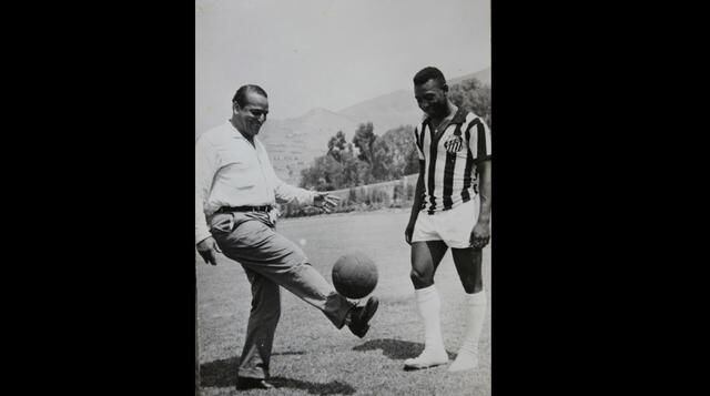 Pelé juega con el ídolo crema Lolo Fernández, durante la visita del Santos a Lima.