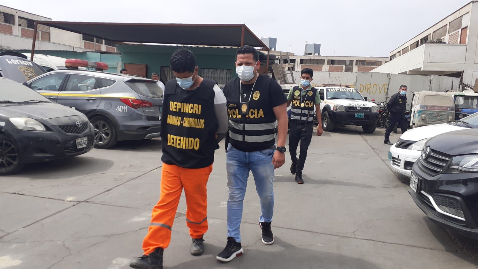 Detectives de Depincri Barranco-Chorrillos atraparon a Rooy Espinal Salazar (37), ‘Chato Roy’, y sus secuaces Efraín Alberto Gaspar Arotinco (30), ‘Vito’, y Angel André Cornejo Roca (28), ‘Andre’. (fotos: Trome)