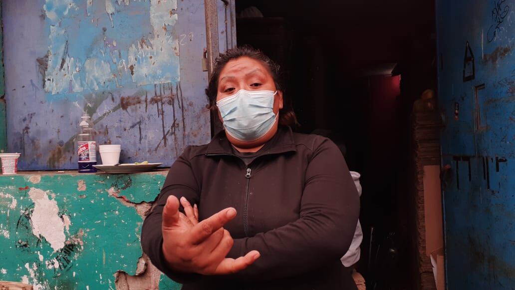 Un delincuente bajó de un mototaxi y asaltó a una comerciante, a la que le robó su celular, pero además 3 mil 800 soles, que estaba destinado para pagar el tratamiento médico de su hijito.