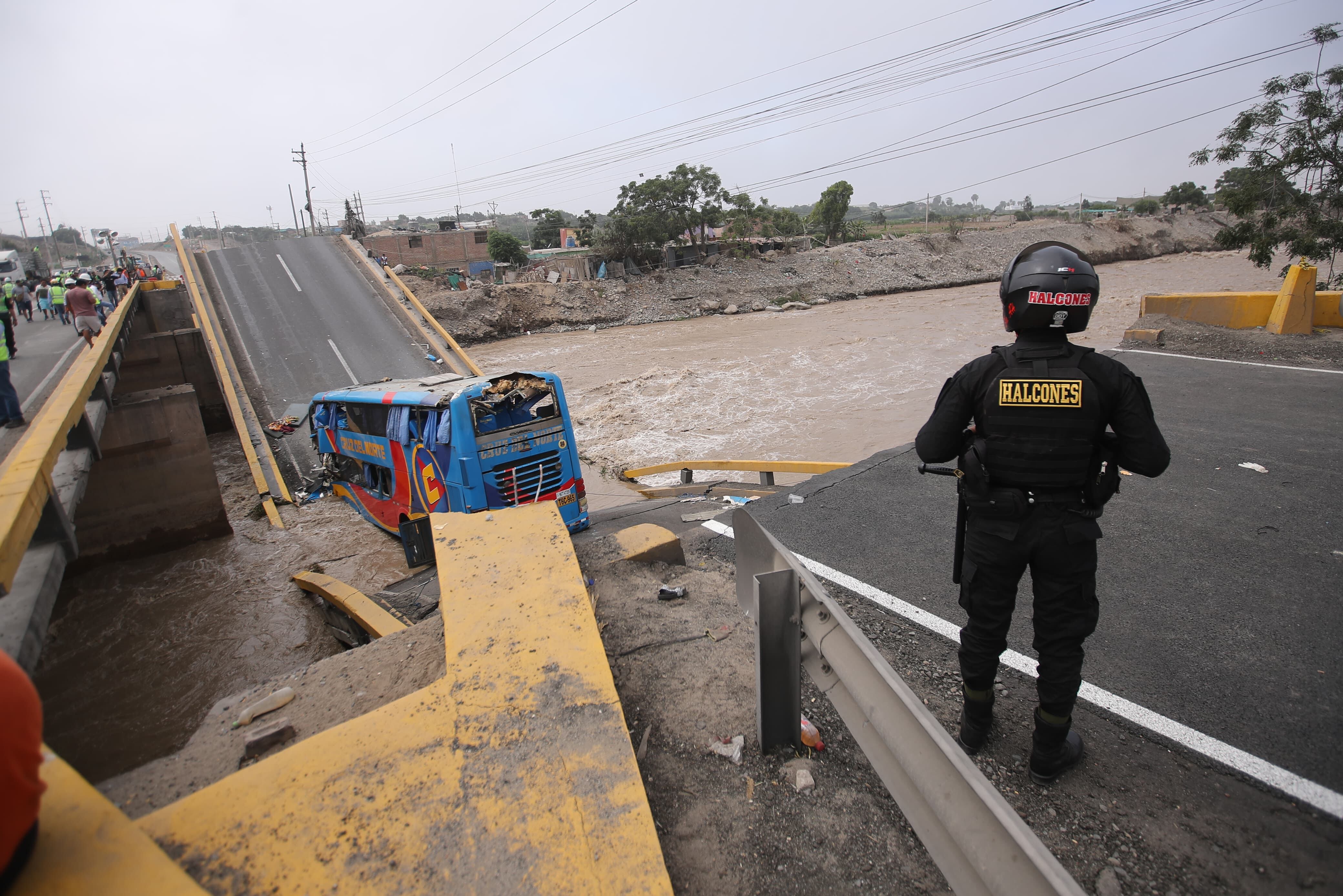 Caída de un bus al río por el colapso de un puente en Chancay dejó al menos dos muertos y más de 40 heridos. (Foto: Antonio Melgarejo / @photo.gec)