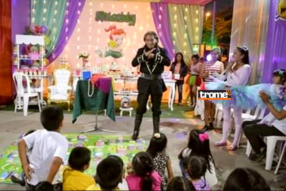 Don Luciano Salazar, en uno de sus shows como 'Mago Samuray'. (Isabel Medina / Trome /Foto: Fam. Salazar Taya).