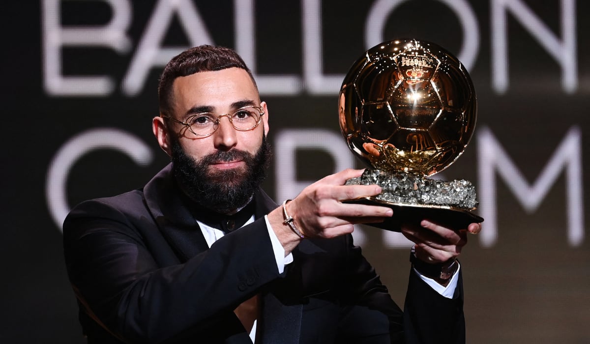 Karim Benzema recibió el Balón de Oro 2022 que otorga France Football. (Foto: AFP)