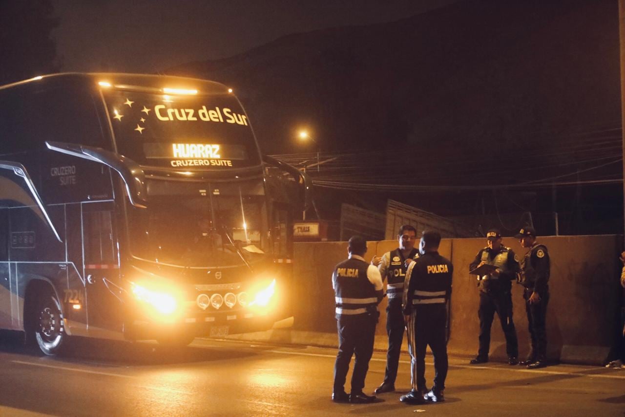 Delincuentes balean bus de Cruz del Sur. (Fotos: César.grados@photo.gec)