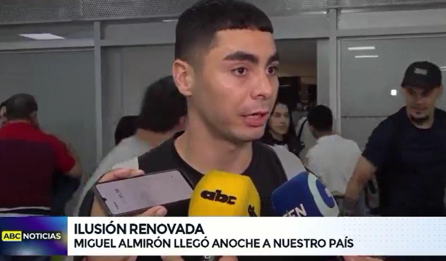 Almirón no prestó atención a las críticas por cambio de localía de la 'Albirroja'