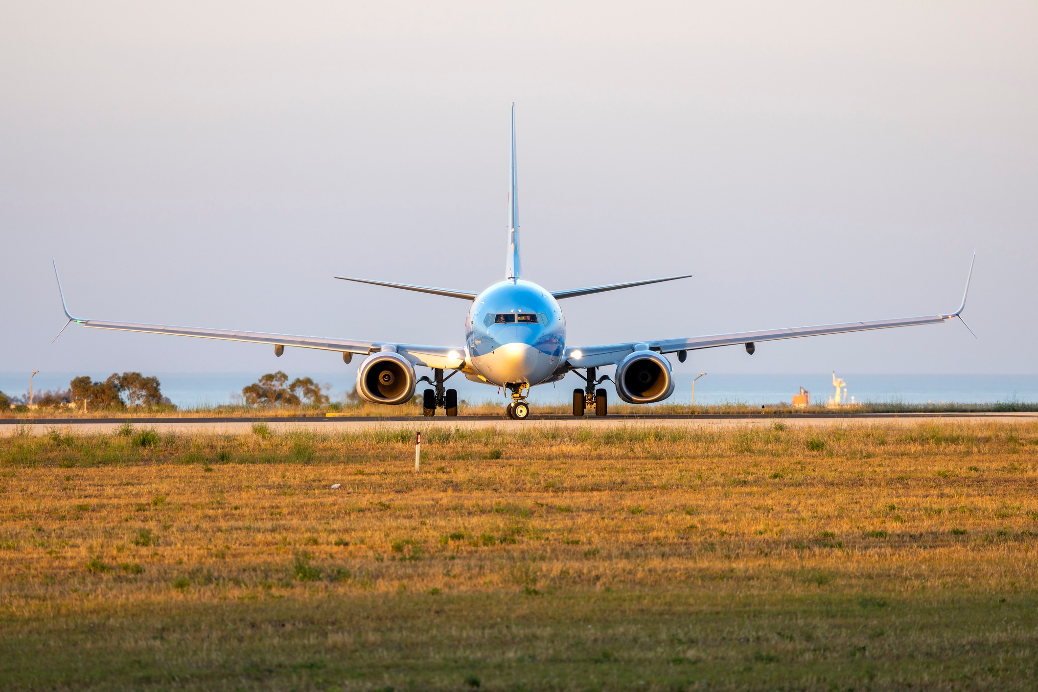 El aterrizaje es la fase final de un vuelo en la que una aeronave desciende y se posa sobre una superficie firme. Foto: Istock