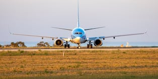 El aterrizaje es la fase final de un vuelo en la que una aeronave desciende y se posa sobre una superficie firme. Foto: Istock