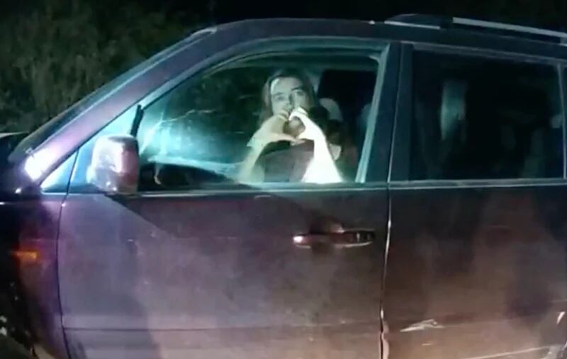 Christian Glass formando un corazón con sus manos, antes que la policía decida asesinarlo. (Foto: Captura de video)