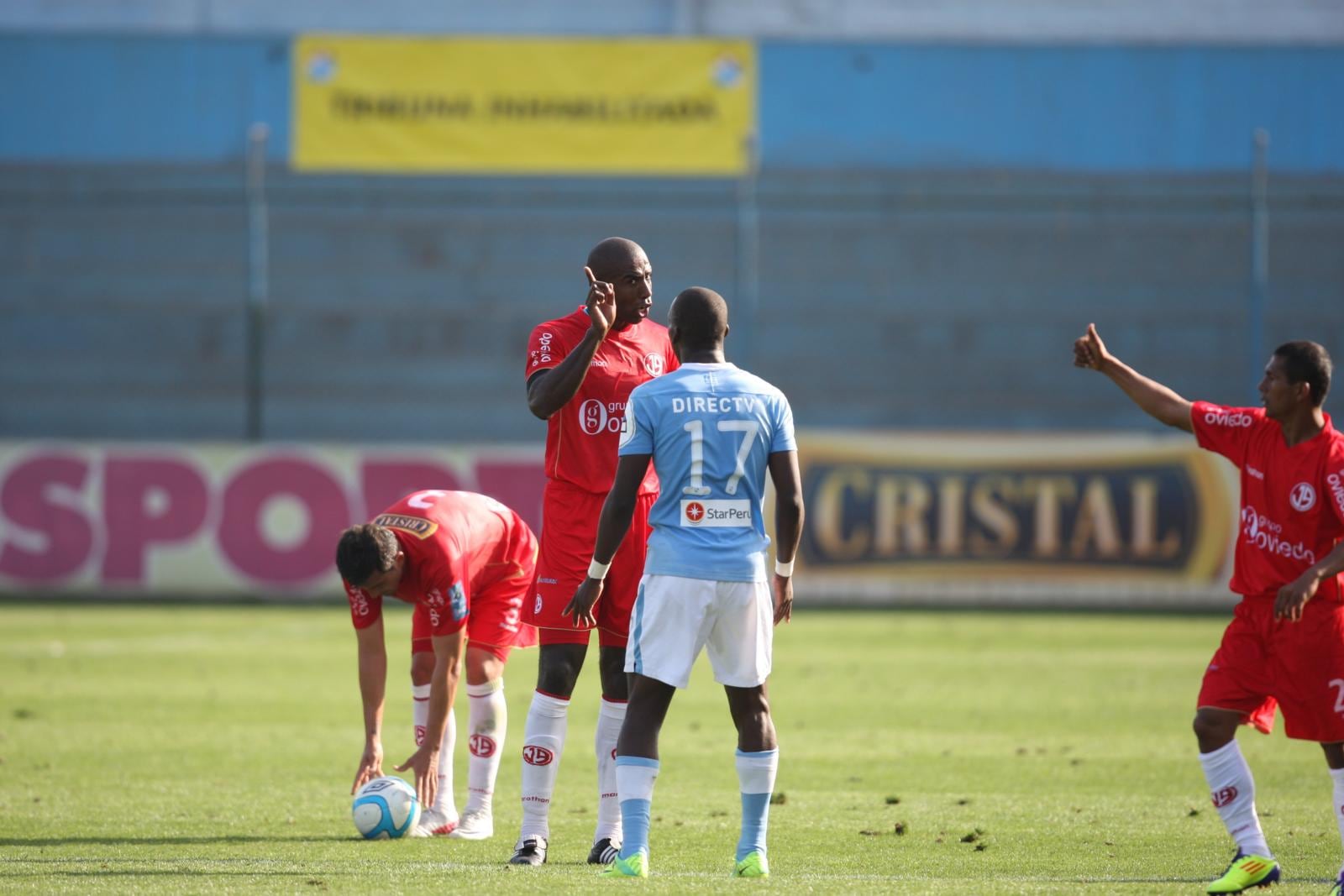 Cuto Guadalupe guapea a Luis advíncula no solo en la cancha, tambien cuando lo quiso atrasar (Foto: GEC)