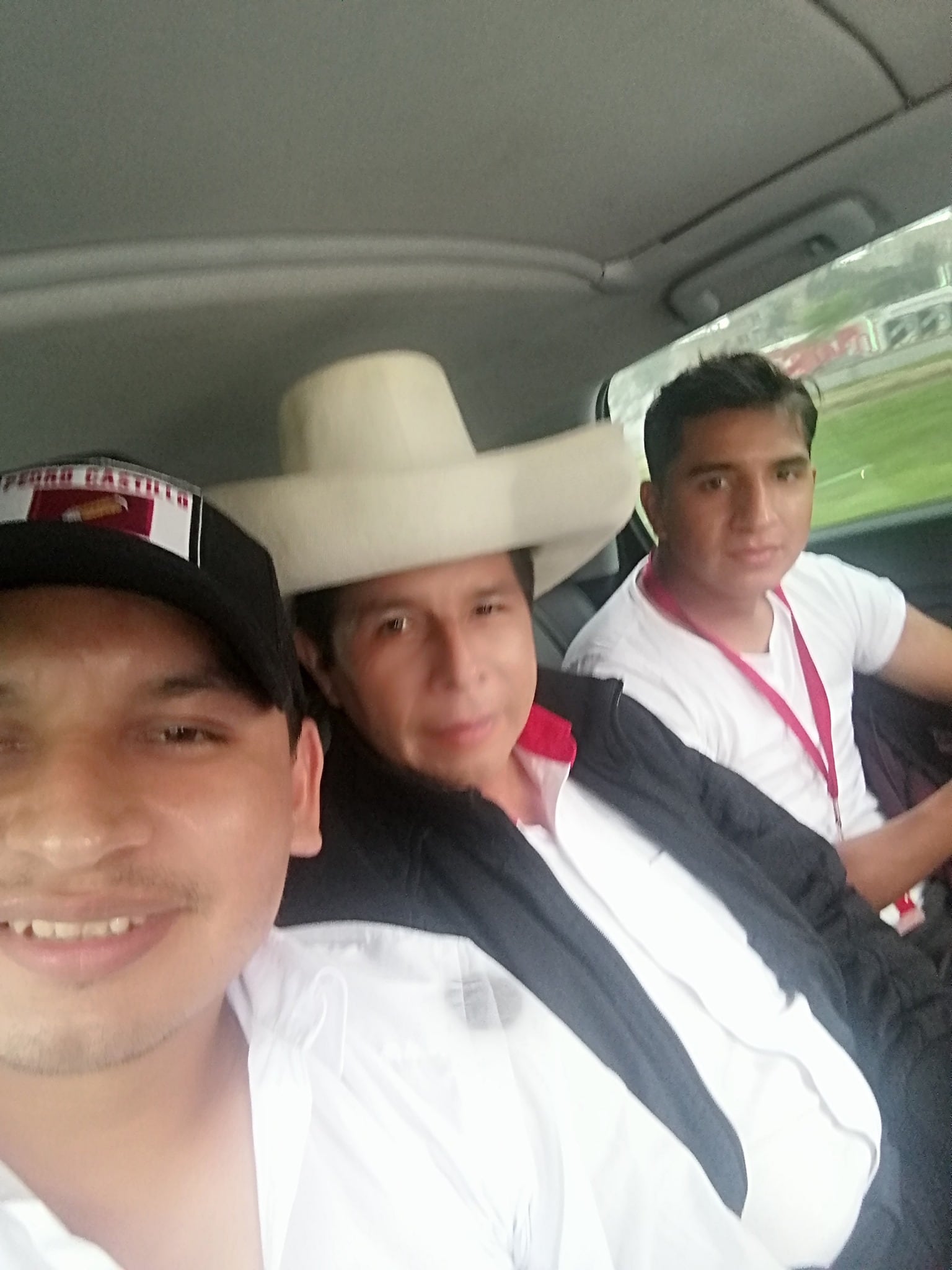 Castillo yendo a una actividad de campaña junto a sus dos sobrinos: Gianmarco y Frahy.