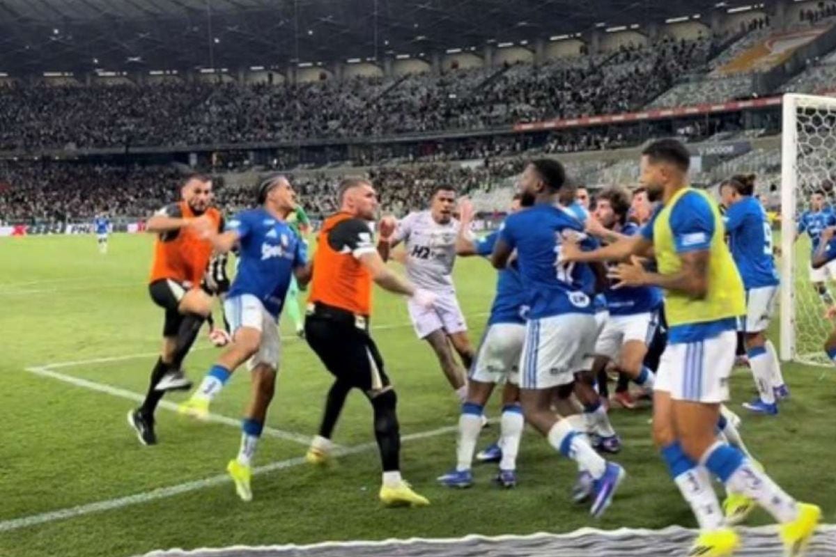 Juez expulsó a 23 jugadores desde un acta con el Comisario no le pudo mostrar la roja a todos (Foto: CNN)