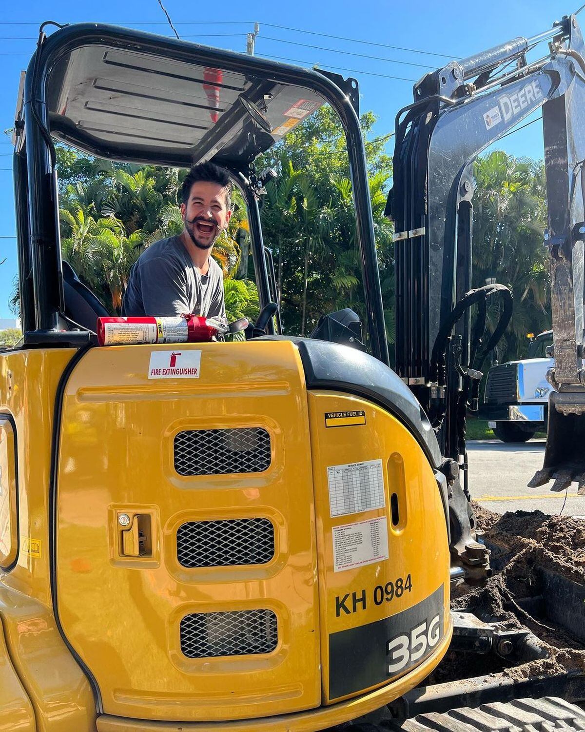 Camilo se mostró feliz ante sus seguidores en unas imágenes suyas manejando una excavadora en Miami (Foto: Camilo/Instagram)