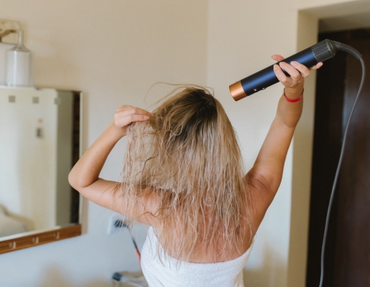 Aquí te compartimos sus consejos y trucos para conseguir el look de las tendencias capilares más sofisticadas de este año.