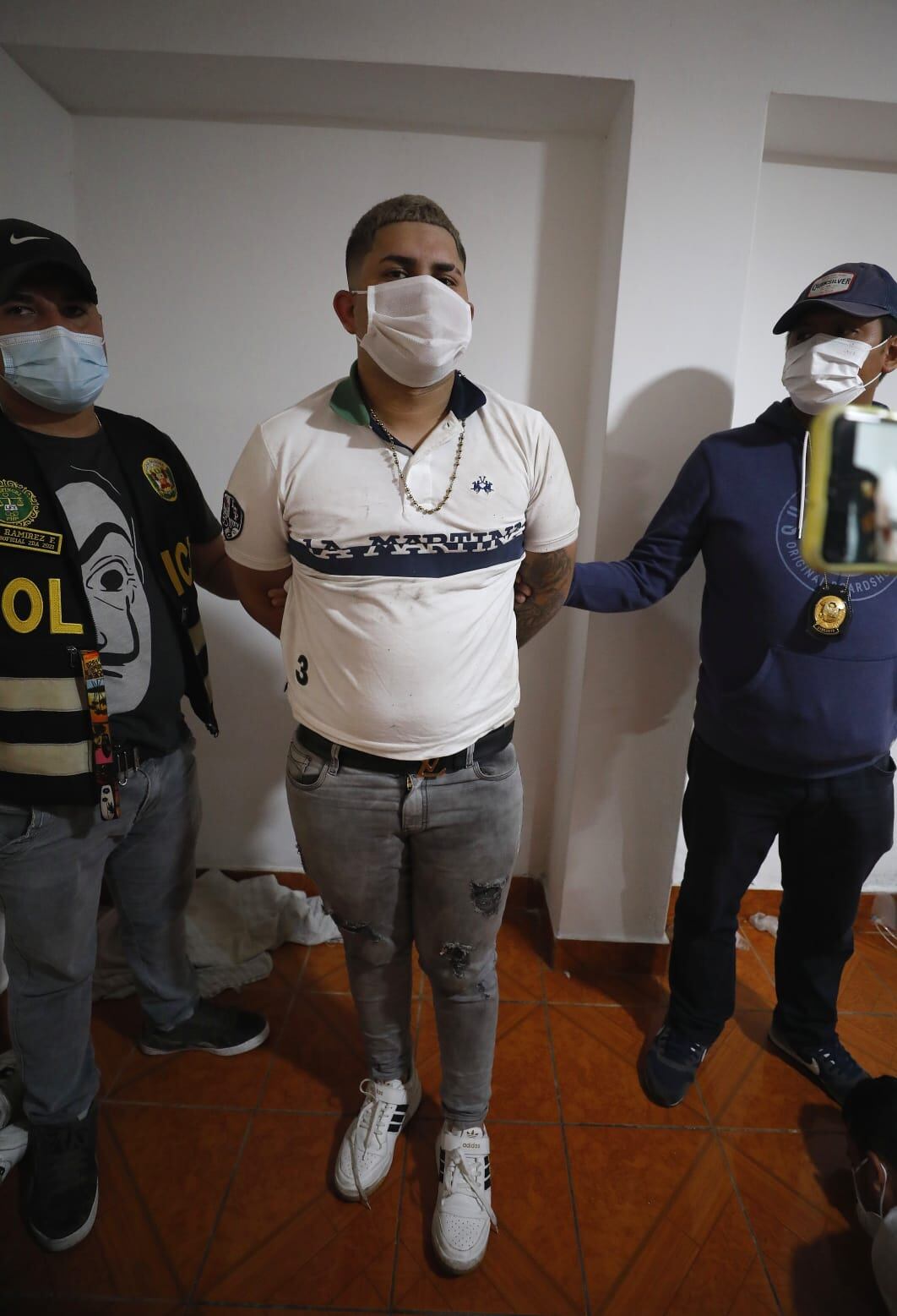 Doce venezolanos, entre ellos tres mujeres, acusados de cometer una ola de atracos a mano armada en San Juan de Miraflores y Chorrillos, fueron atrapados en una casa alquilada. Dos de ellos asaltaron y arrastraron a la ancianita Lucinda Quintana Valderrama (75), para robarle sus pertenencias. Este es uno de los asaltantes. (foto: César Bueno/GEC)