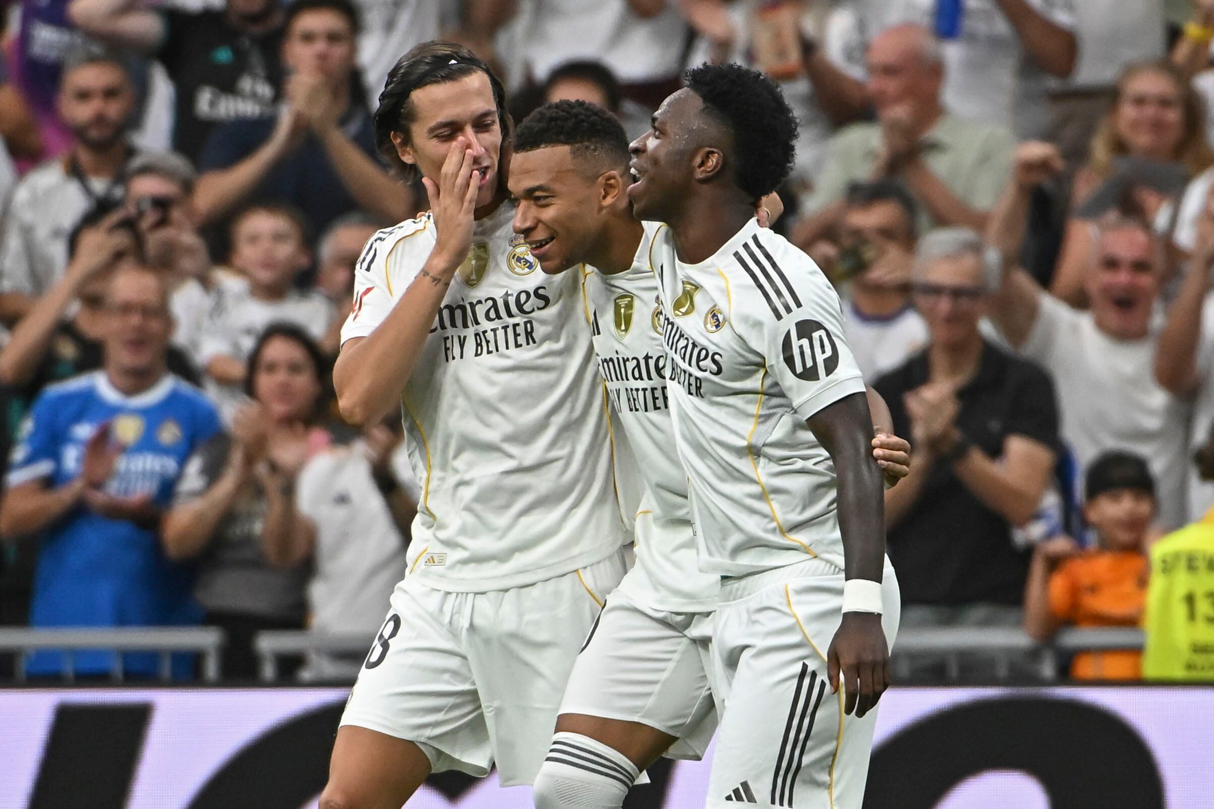 Real Madrid celebra la victoria ante el Espanyol. (EFE/Fernando Villar)