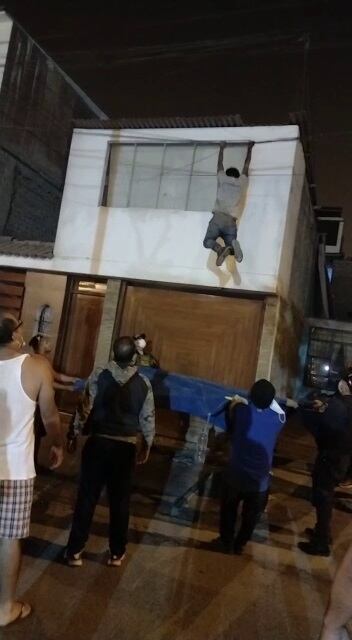 Fernando Donato Ayala Huayhua (31), trepó por las paredes, techos de varias casas y hasta cables de teléfono, para tratar de evitar que los vecinos lo atrapen al ser descubierto cuando robaba enseres de las viviendas.