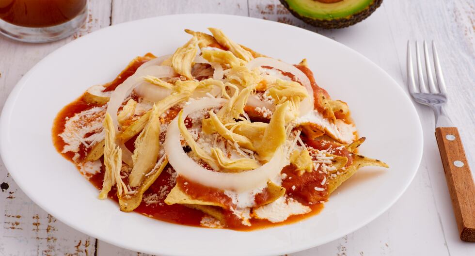 Chilaquiles rojos con pollo.