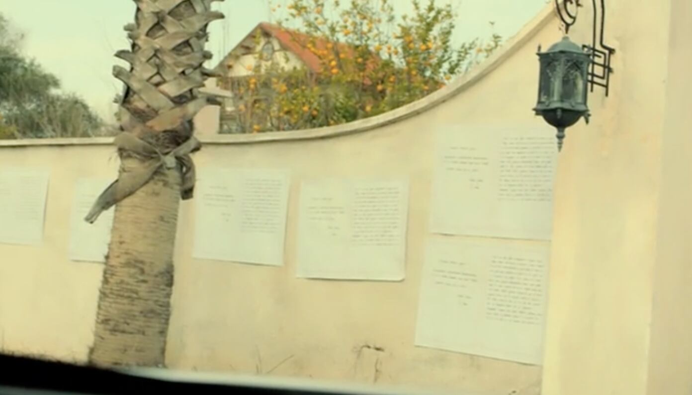 En "Tierra Amarga", Fikret pegó carteles asegurando que Adnan Yaman tiene otro hijo incluso en los muros de la casa de Demir (Foto: Tims & B Productions)