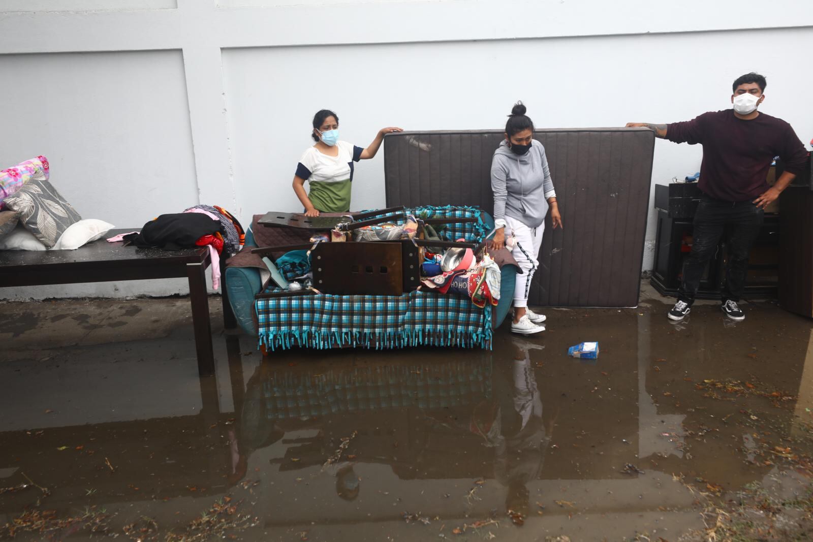Los propietarios y sus familiares se salvaron al salir en pijamas o short y polos. Algunos cargaron a sus bebés, otros arriesgaron sus vidas para rescatar muebles, colchones, ropa o algo de valor. Foto: Gonzalo Córdova (Trome / Grupo El Comercio)