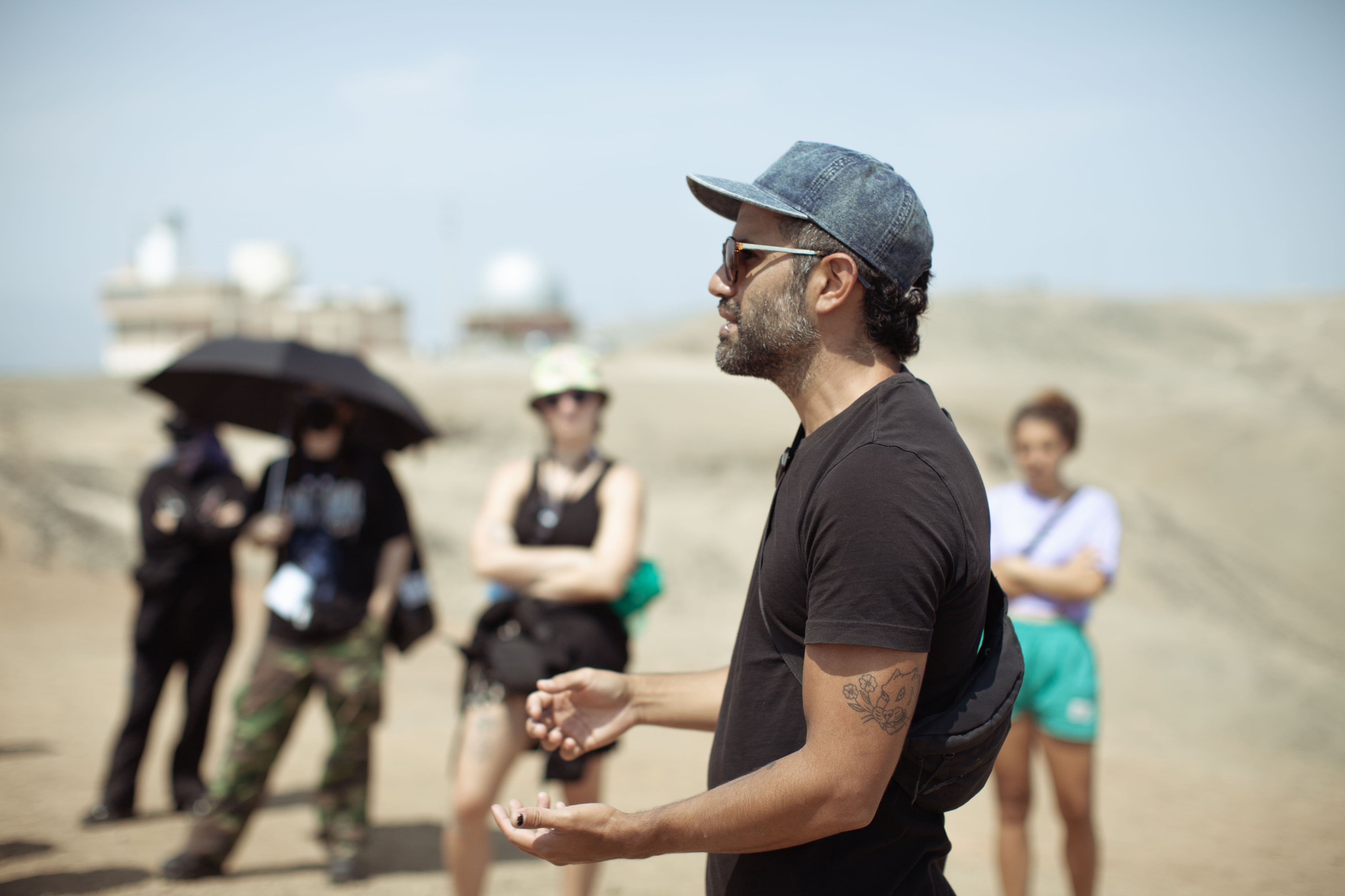 Germán Tejada, director de "Los inocentes", dirigiendo una escena de su ópera prima.