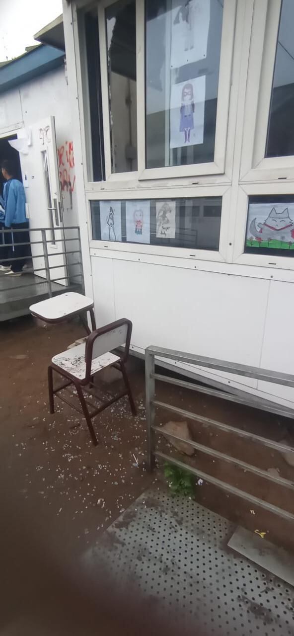 Ventanas de los salones fueron forzadas.