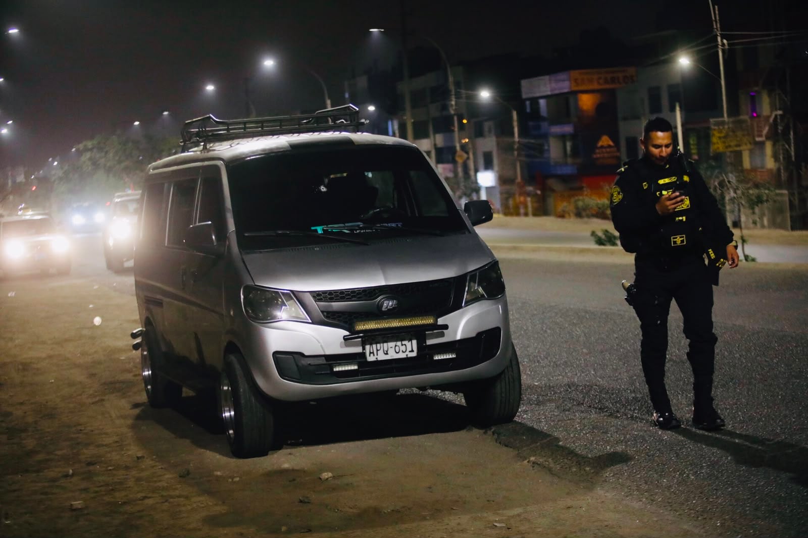 Policías recogen evidencias luego que extorsionadores balearan a chofer de colectivo en Av. Túpac Amaru, en Comas. (Foto: César Grados / @photo.gec)
