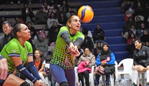 Manos peruanas seguras, otra vez, se elevan y punto