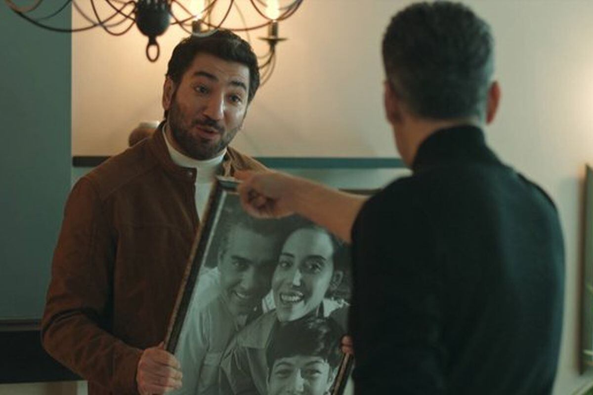 Aras confronta a Volkan luego de descubrir la cámara que puso en la casa de la doctora (Foto: Medyapim)