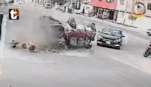 Terrible accidente es captado por cámara de seguridad: minivan quedó destrozada tras impacto