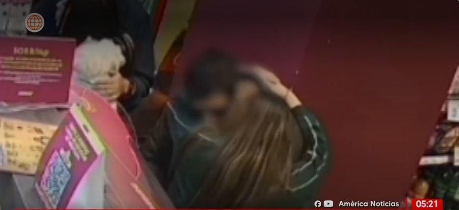 Cámaras de seguridad de la tienda captaron el accionar de las 'peperas'. Foto: América noticias