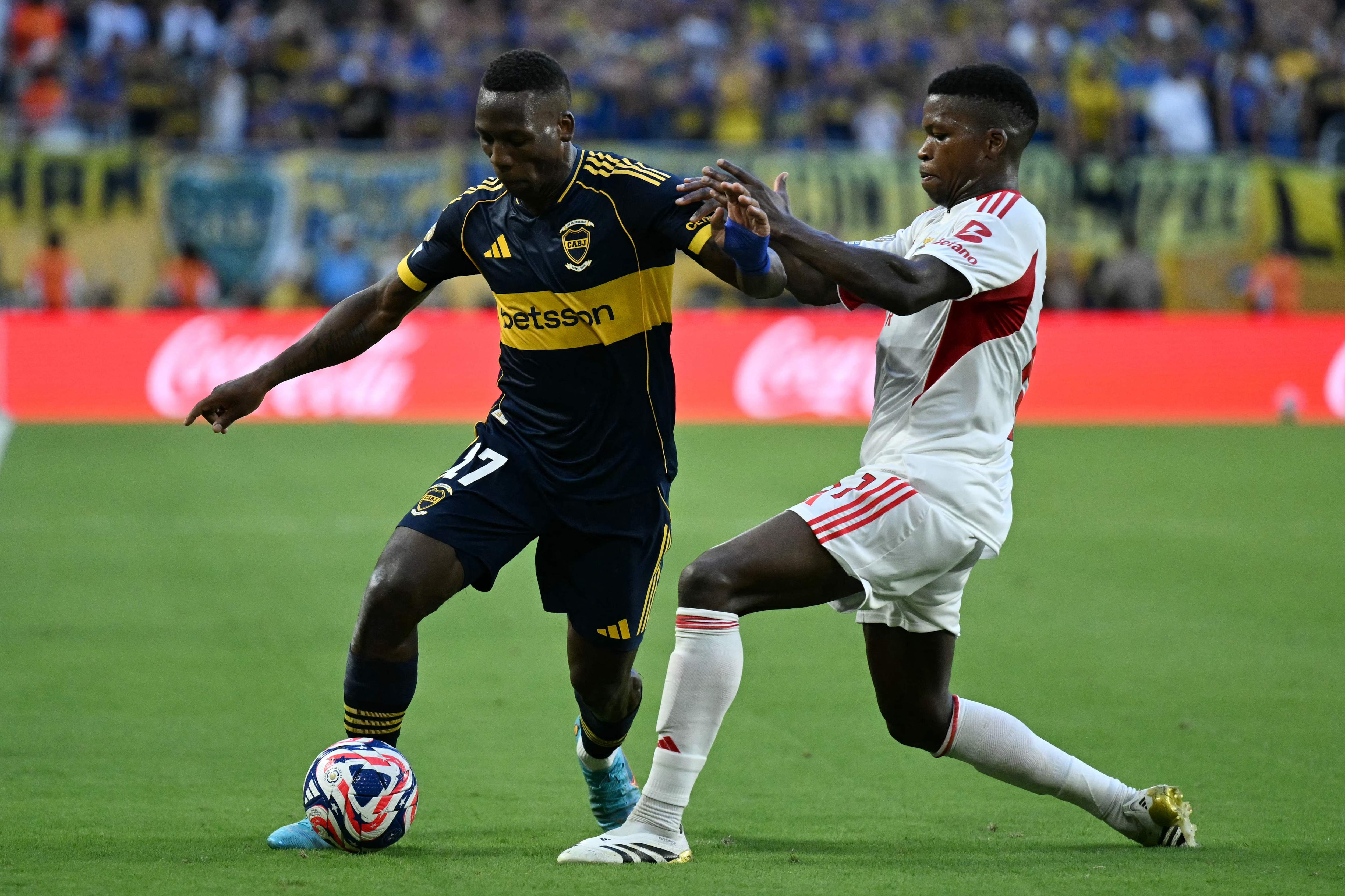 Boca Juniors, con Luis Advíncula, y Benfica empataron 2-2. (Photo by Chandan Khanna / AFP)