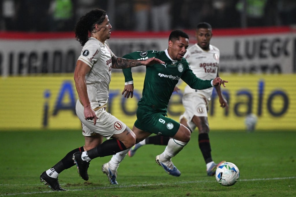 Universitario's Paraguayan defender #03 Williams Riveros (L) and Palmeiras' forward #09 Vitor Roque fight for the ball during the Copa Libertadores round of 16 first leg football match between Peru's Universitario and Brazil's Palmeiras at the Monumental 'U' Marathon stadium in Lima on August 14, 2025. (Photo by ERNESTO BENAVIDES / AFP)