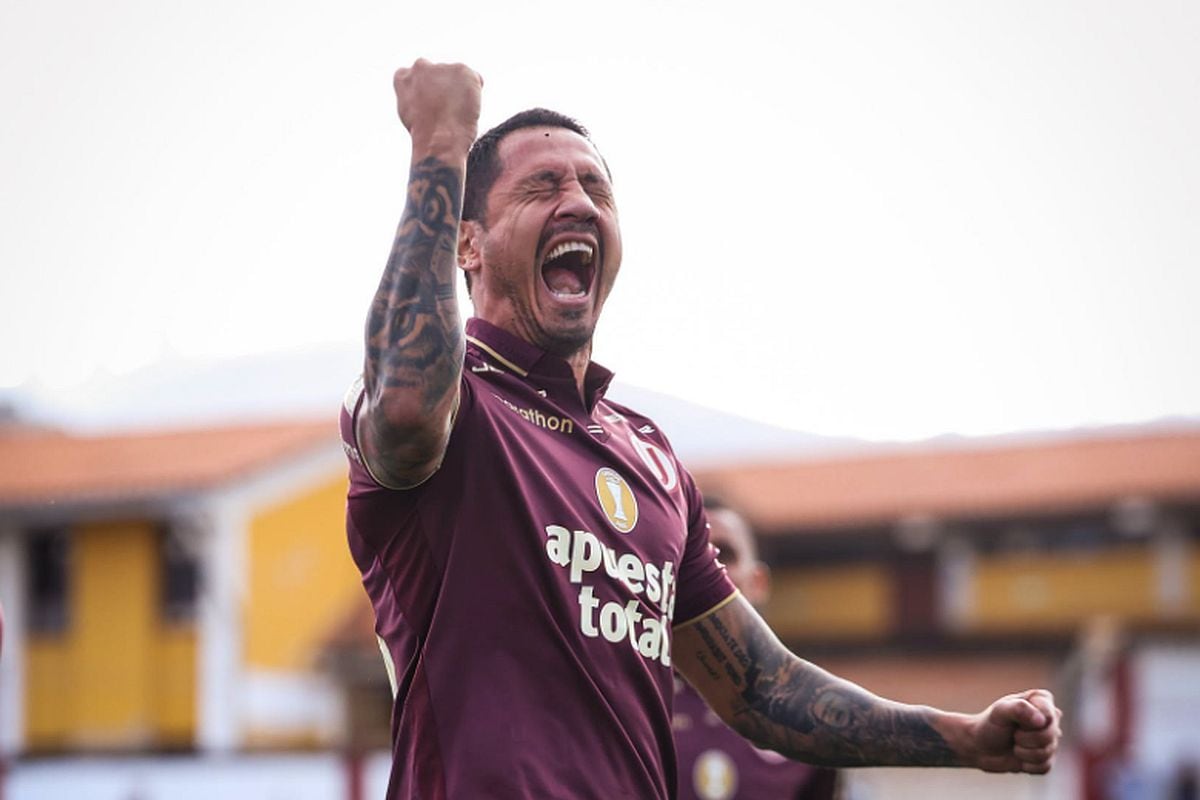 Gianluca Lapadula celebra el gol de penal que anotó en el triunfo de Universitario por 3-2 ante FC Cajamarca en la quinta fecha del Torneo Clausura | Foto: Club Universitario de Deportes / Facebook