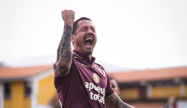 Gianluca Lapadula celebra el tercer gol de Universitario sobre FC Cajamarca | Foto: Club Universitario de Deportes / Facebook
