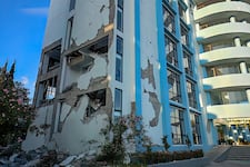 Terremoto de 7,7 sacude Indonesia y lanzan alertas de tsunami