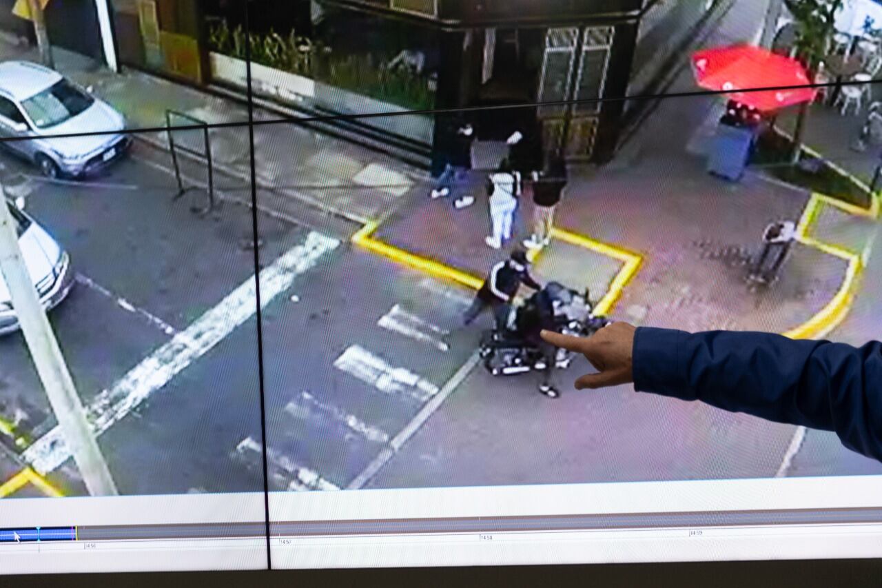 Un avezado hampón armado, que sería de la banda ‘Los Malditos del Rolex’, ingresó a un exclusivo restaurante miraflorino y encañonó a un comensal para robarle un costoso reloj ‘Rolex’. (foto: Renzo Salazar/GEC)