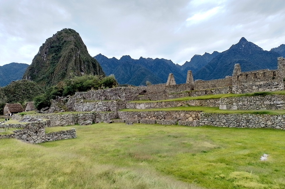 Estos debían haber sido erigidos hasta antes del año 2000 y con la única condición de que no estuvieran destruidos en la actualidad. La Ciudadela Inca acompaña otras 6 impresionantes muestras de la ingeniería y la mente humana entre las que se encuentran el Coliseo Romano, Chichén Itzá, Cristo Redentor, la Gran Muralla, el Taj Mahal y Petra: la Ciudad de Piedra, todas grandes representantes de culturas distintas y lejanas pero unidas por el deseo de ser grandiosas. ¡Feliz día, Machu Picchu!
<div>
<a href="https://www.tiendaelcomercio.com/" target="_blank">
<img src=https://cloudfront-us-east-1.images.arcpublishing.com/elcomercio/XVX2QLAMXNGRFOZYJHTK2CI3HA.jpg width="100%">
</a>
</div>