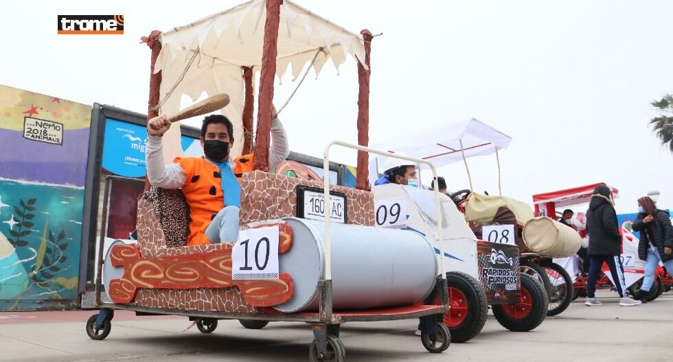 Carrera de 'carros locos' tuvo creativos diseños usando materiales reciclados en San Miguel. (Trome / Isabel Medina)