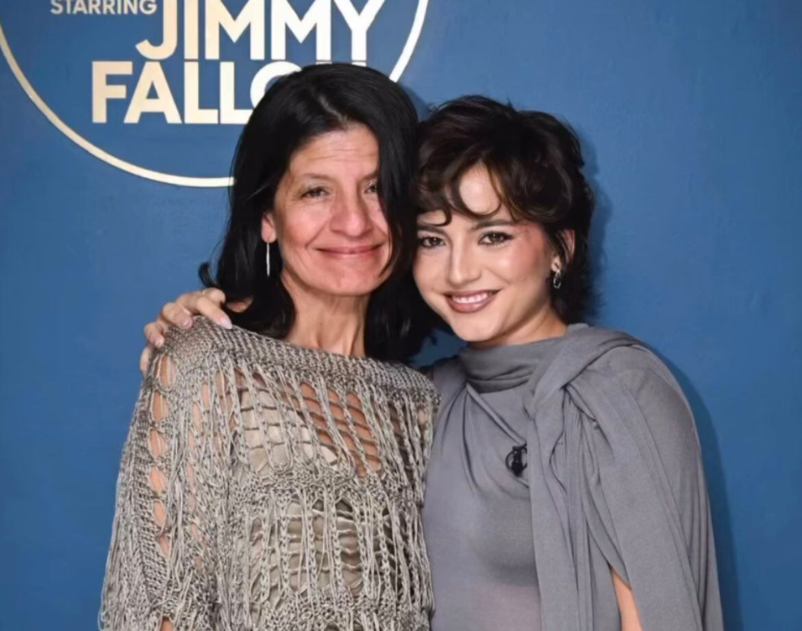 Isabela junto a su mamá. Foto: Internet.