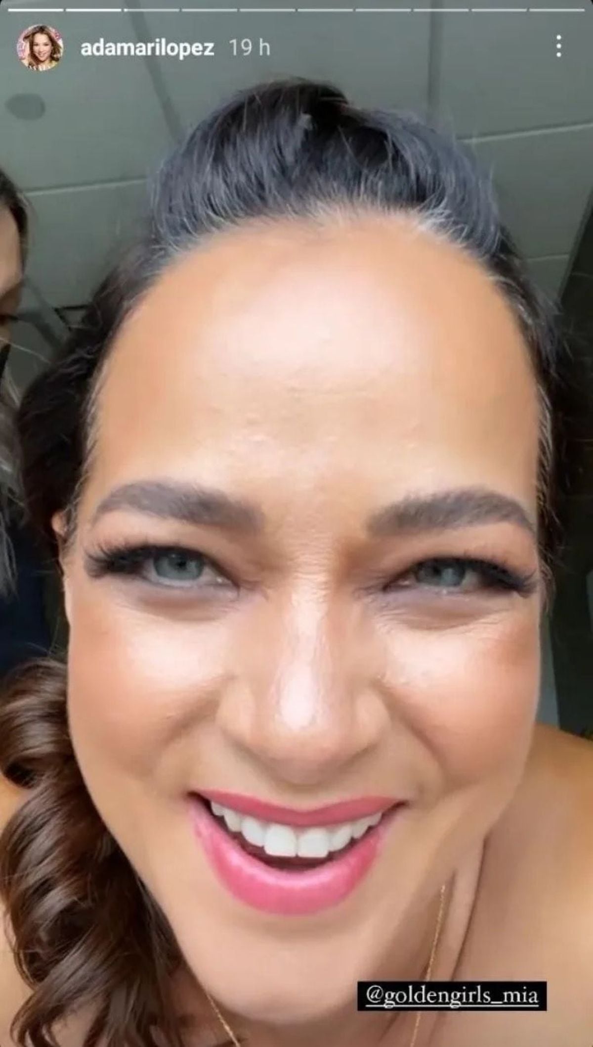 Adamari López compartió una historia luciendo orgullosa sus canas una que otra arruga en el restro (Foto: Instagram/Adamari López)