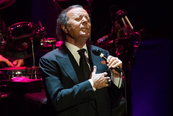 Julio Iglesias fue denunciado por excolaboradoras. (Getty)